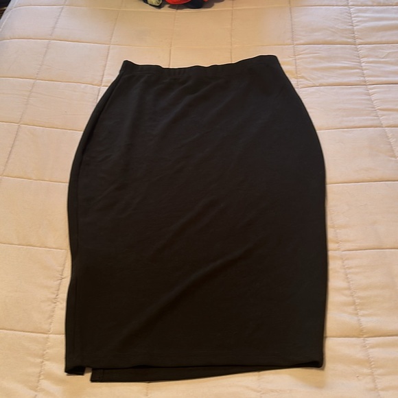Super sexy black pencil skirt with a slit in the front - Picture 3 of 3